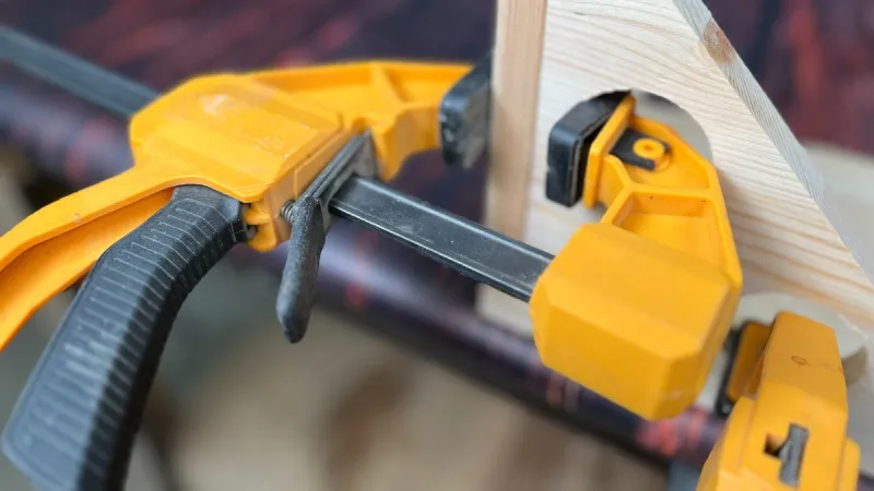 То, что делают из обрезка доски, сильно упрощает работу со струбцинами, мало кто этим пользуется.