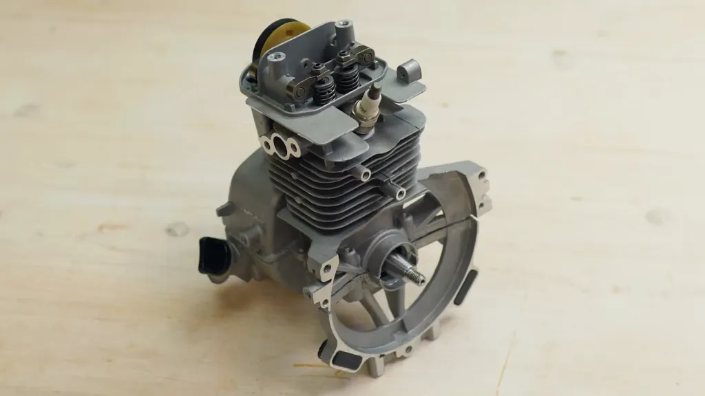 Свеча и система зажигания на разобранном двигателе триммера