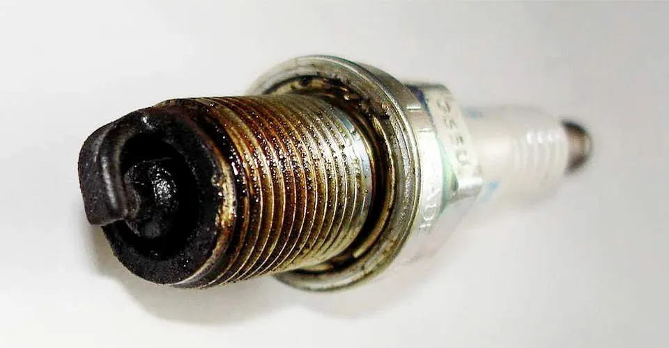 Мокрая свеча зажигания в топливе.jpg