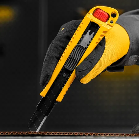 Нож DENZEL 18 мм, сменное лезвие, SK4, корпус из цинкового сплава + TPR, торцевой зажим