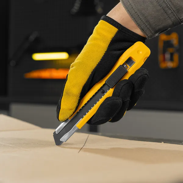 Нож DENZEL 18 мм, сменное лезвие, SK4, метал. направляющая, клипса, нажимной фиксатор