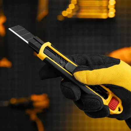 Нож DENZEL 18 мм, сменное лезвие, SK4, корпус из ABS + TPR, торцевой зажим