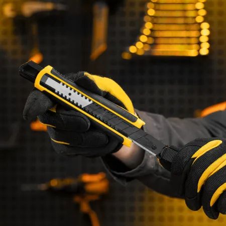 Нож DENZEL 18 мм, сменное лезвие, SK4, корпус из ABS + TPR, торцевой зажим