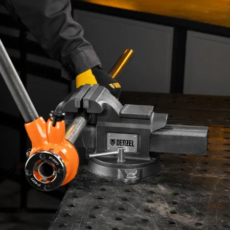 Тиски слесарные DENZEL BVH-125, 125 мм, поворотные, стальная направляющая, с наковальней