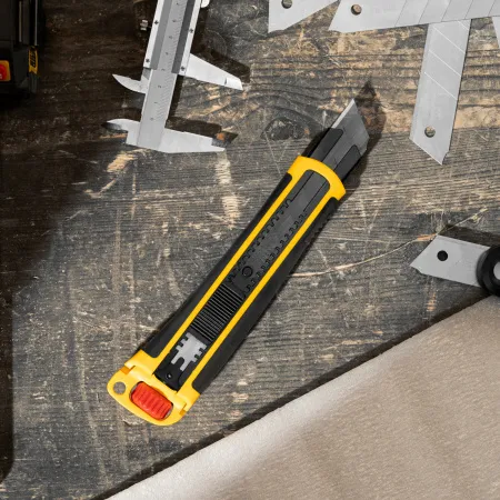 Нож DENZEL 25 мм, сменное лезвие, SK4, корпус из ABS + TPR, торцевой зажим