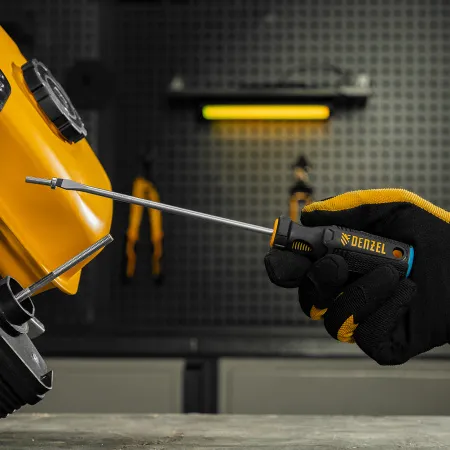 Отвертка DENZEL SL4х100 мм, CrV, трехкомпонентная рукоятка