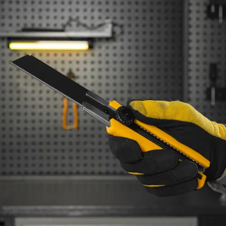 Нож DENZEL 25 мм, сменное лезвие, SK4, корпус из TPR, метал. направляющая, винтовой фиксатор