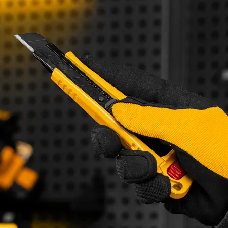 Нож DENZEL 18 мм, сменное лезвие, SK4, корпус из цинкового сплава + TPR, торцевой зажим