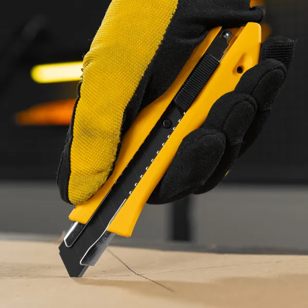 Нож DENZEL 18 мм, сменное лезвие, SK4, метал. направляющая, нажимной фиксатор