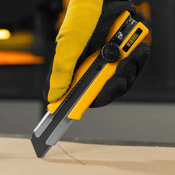 Нож DENZEL 25 мм, сменное лезвие, SK4, корпус из TPR, метал. направляющая, винтовой фиксатор