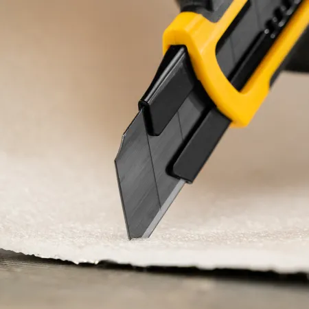 Нож DENZEL 25 мм, сменное лезвие, SK4, корпус из ABS + TPR, торцевой зажим