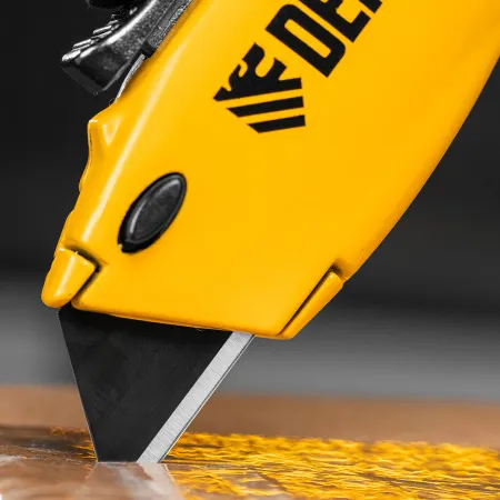 Нож DENZEL 19мм, сменное трапециевидное лезвие, SK4, алюминиевый корпус, торцевой зажим