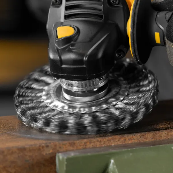 Щетка для УШМ DENZEL 746323, 125 мм, «плоская», крученая нержавеющая проволока 0.5 мм, посадка 22.2 мм