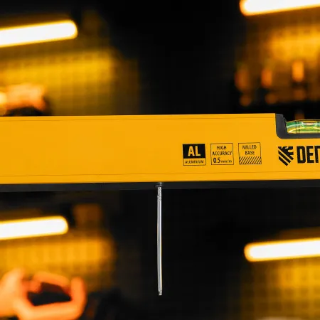 Уровень алюминиевый DENZEL магнит., фрезерованный, 3 глазка (1 зеркал.), 0,5 мм/м, 800 мм