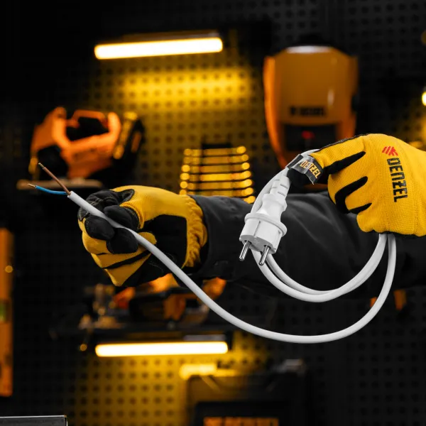 Шнур сетевой Energy Series DENZEL, ПВС, 1,5 м, 2 x 1,5 мм, с неразборной вилкой, белый