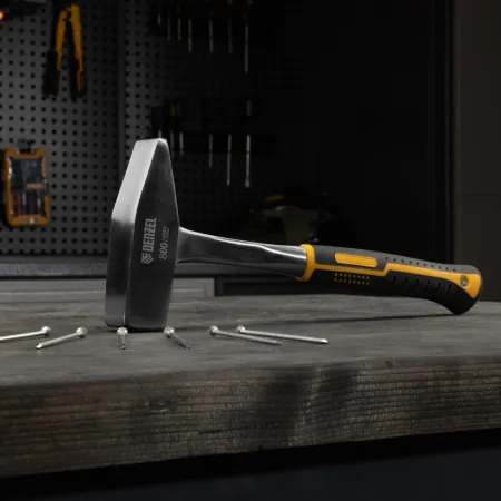 Молоток слесарный DENZEL 800 г, цельнометаллический, двухкомпонентная рукоятка