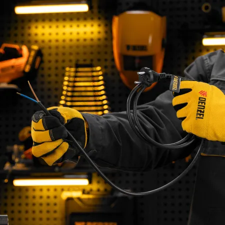 Шнур сетевой Energy Series DENZEL, ПВС, 1,5 м, 2 x 1,5 мм, с неразборной вилкой, черный
