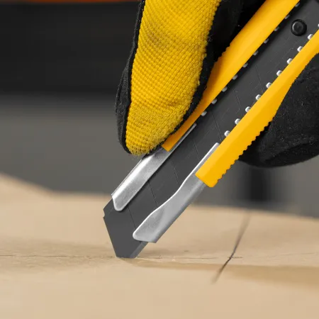 Нож DENZEL 18 мм, сменное лезвие, SK4, метал. направляющая, клипса, нажимной фиксатор