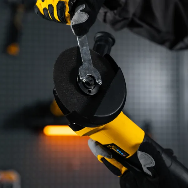 Машина шлифовальная угловая DENZEL AGD125-1000, 1000 Вт, 125 мм, 3000-10000 об/мин