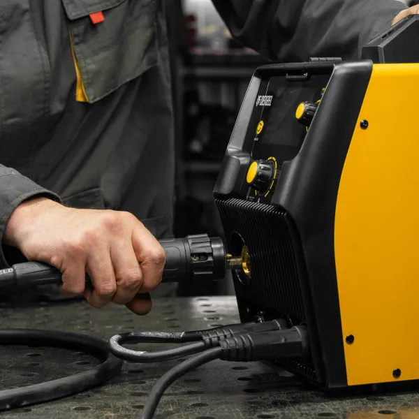 Аппарат инвертор DENZEL. полуавтомат. cварки IMIG-185SDR, 180 А, ПВ 60%, катушка 5 кг