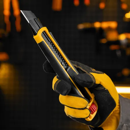 Нож DENZEL 25 мм, сменное лезвие, SK4, корпус из ABS + TPR, торцевой зажим