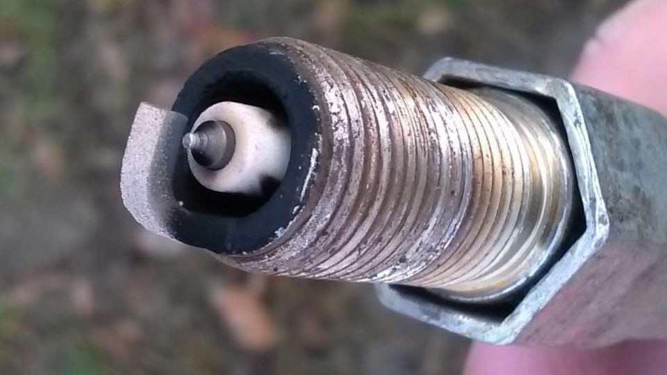 Свеча зажигания с черным нагаром.jpg