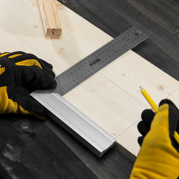 Угольник DENZEL 32397 300 мм, нержавеющая сталь, градуировка, алюминиевое основание