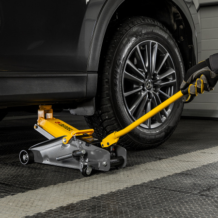 Домкрат гидравлический DENZEL подкатной с фиксатором, 2,8 т, 135-385 мм, в кейсе