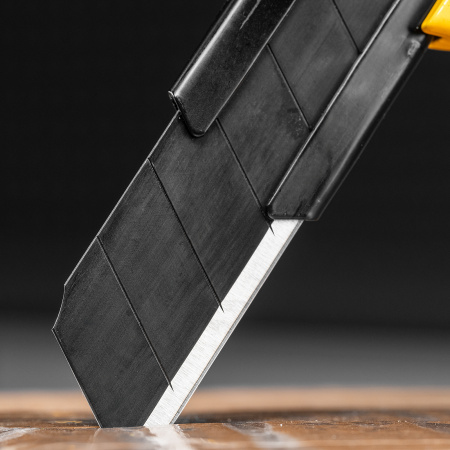 Нож DENZEL 18 мм, сменное лезвие, SK4, корпус из цинкового сплава + TPR, торцевой зажим