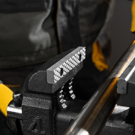 Тиски слесарные DENZEL BVH-100, 100 мм, поворотные, стальная направляющая, с наковальней