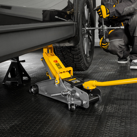 Домкрат гидравлический DENZEL подкатной с фиксатором, 2,8 т, 135-385 мм