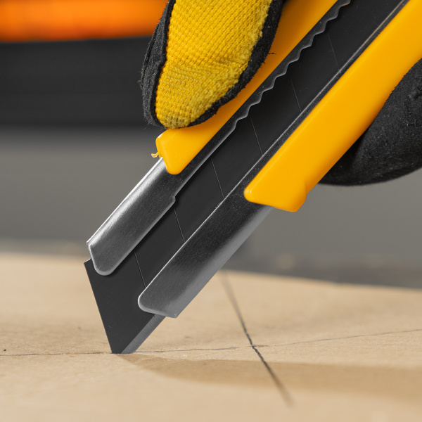 Нож DENZEL 25 мм, сменное лезвие, SK4, корпус из TPR, метал. направляющая, винтовой фиксатор