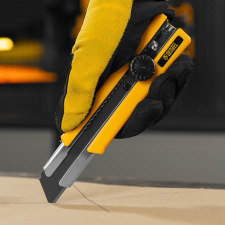 Нож DENZEL 25 мм, сменное лезвие, SK4, корпус из TPR, метал. направляющая, винтовой фиксатор