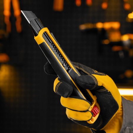 Нож DENZEL 25 мм, сменное лезвие, SK4, корпус из ABS + TPR, торцевой зажим