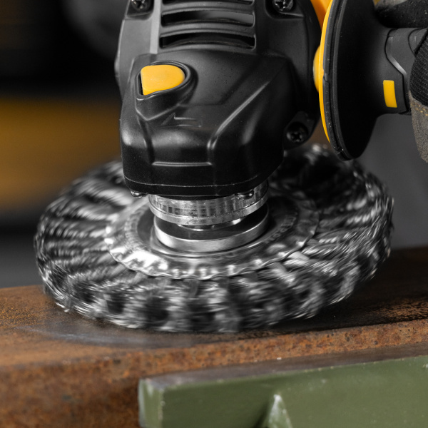 Щетка для УШМ DENZEL 746323, 125 мм, «плоская», крученая нержавеющая проволока 0.5 мм, посадка 22.2 мм