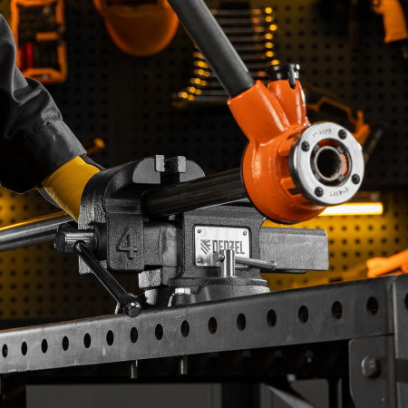 Тиски слесарные DENZEL BVH-100, 100 мм, поворотные, стальная направляющая, с наковальней