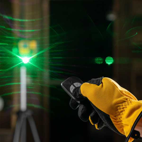 Лазерный уровень мультипризменный DENZEL DLV-360-3C, 30 м, зеленый луч, Li-Ion 2,4 Aч, кейс