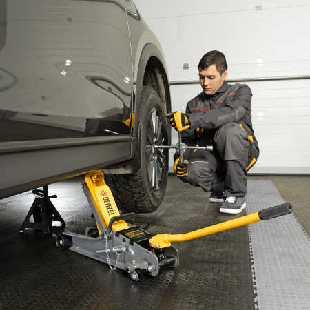 Домкрат гидравлический подкатной с фиксатором DENZEL 2,5 т,  85-385 мм, в пласт. кейсе