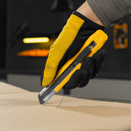 Нож DENZEL 18 мм, сменное лезвие, SK4, метал. направляющая, клипса, нажимной фиксатор