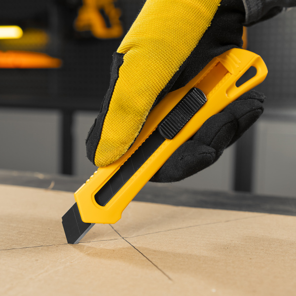 Нож DENZEL 18 мм, сменное лезвие, SK4, облегченный корпус, нажимной фиксатор