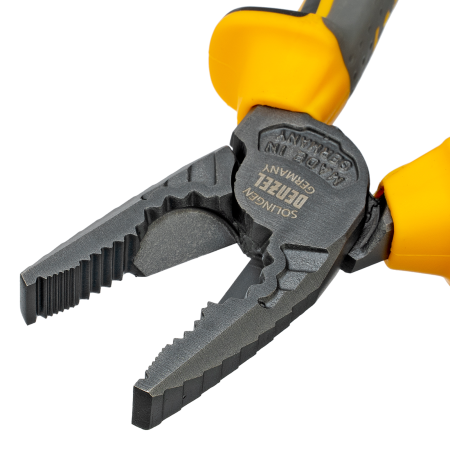 Плоскогубцы комбинированные DENZEL 180 мм, трехкомпонентные рукоятки Плоскогубцы комбинированные DENZEL 180 мм, трехкомпонентные рукоятки