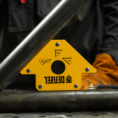 Фиксатор магнитный для сварочных работ DENZEL 97553, усилие 50 Lb