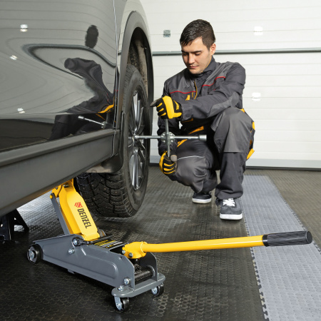 Домкрат гидравлический подкатной DENZEL 2 т, 135-385 мм