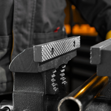 Тиски слесарные DENZEL BVH-200, 200 мм, поворотные, стальная направляющая, с наковальней