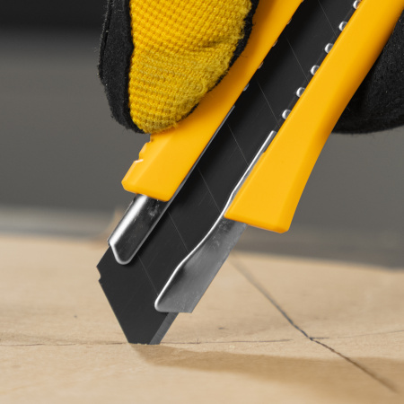 Нож DENZEL 18 мм, сменное лезвие, SK4, метал. направляющая, нажимной фиксатор