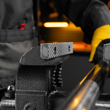 Тиски слесарные DENZEL BVH-150, 150 мм, поворотные, стальная направляющая, с наковальней