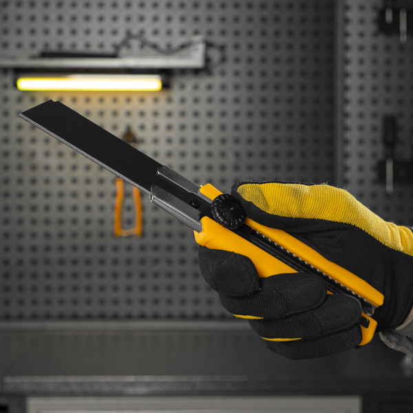 Нож DENZEL 25 мм, сменное лезвие, SK4, корпус из TPR, метал. направляющая, винтовой фиксатор