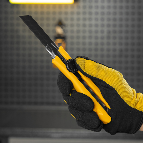 Нож DENZEL 18 мм, сменное лезвие, SK4, метал. направляющая, винтовой фиксатор