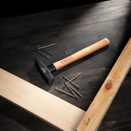 Молоток слесарный DENZEL 500 г, кованый квадратный боек, буковая рукоятка