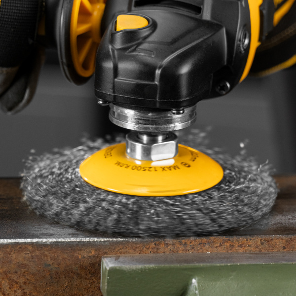 Щетка для УШМ DENZEL 746163, 125 мм, «тарелка», витая нержавеющая проволока 0.3 мм, М14